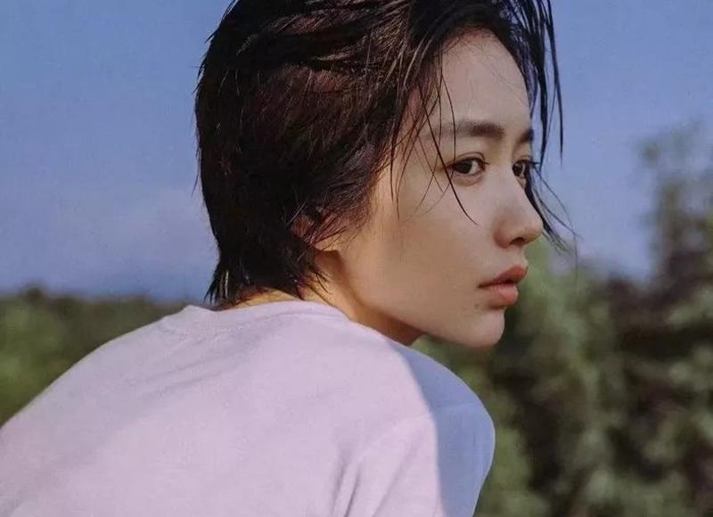 女孩子哭了安慰的套路，把握好时机去安慰她