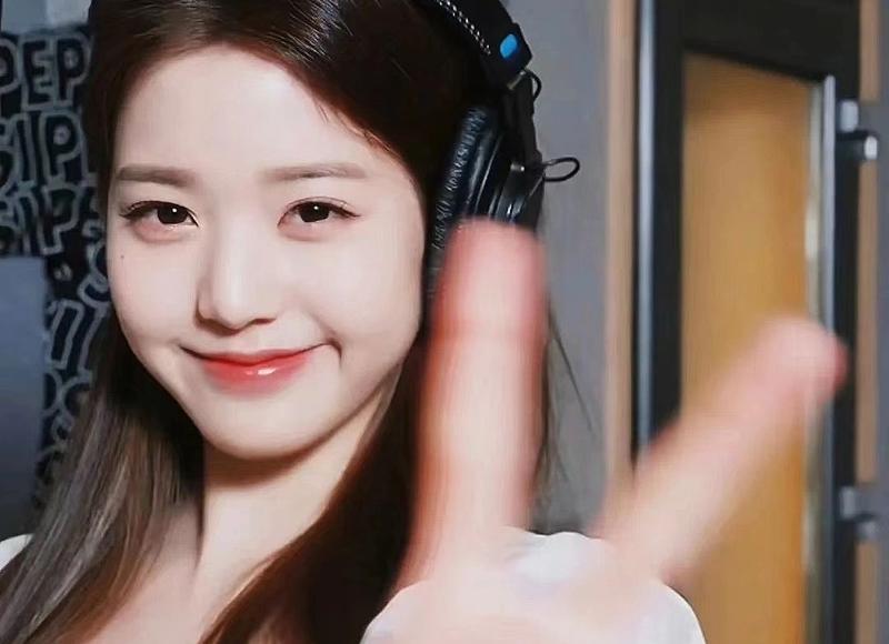 郑爽原粉丝，郑爽把600块项链标价4000卖粉丝