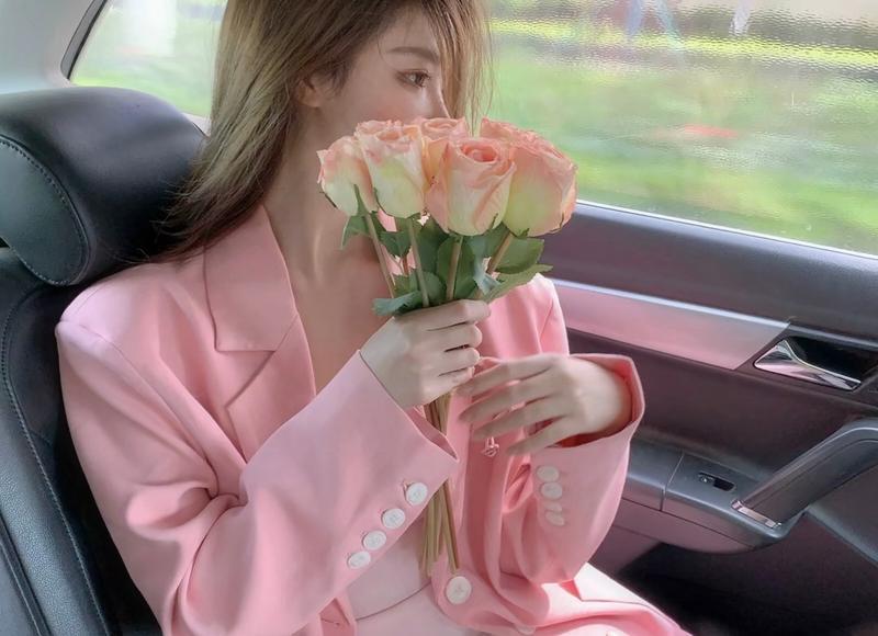 女子雨中当街跪地求男友原谅