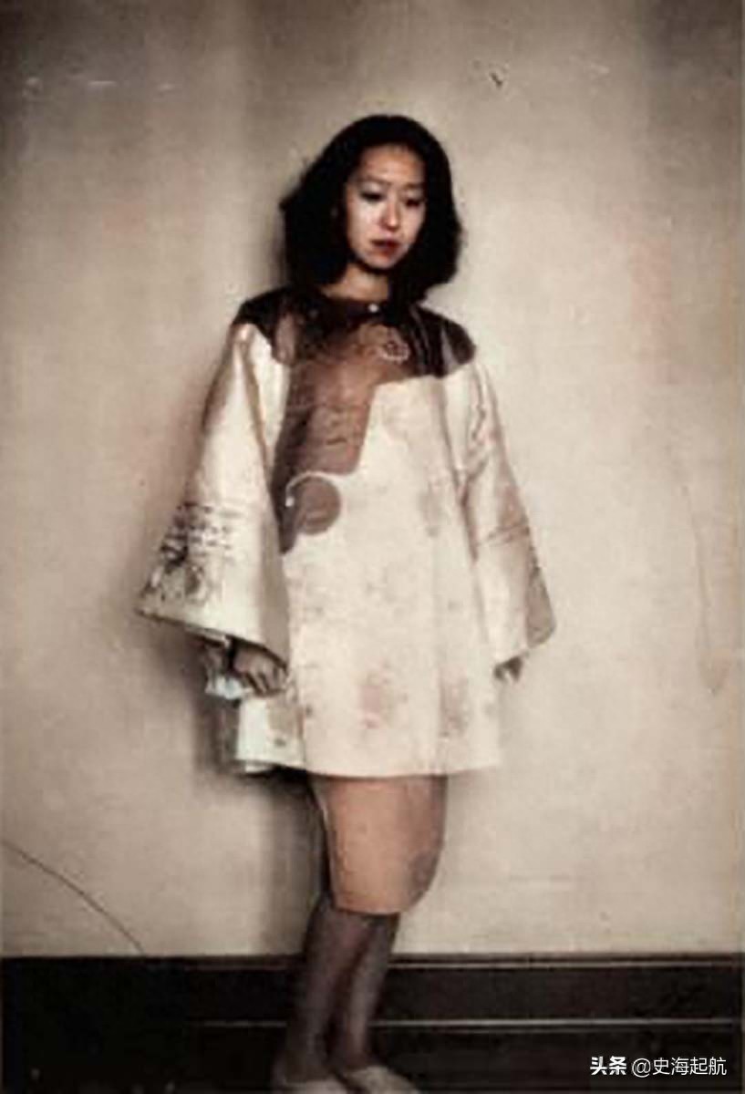 老照片：民国才女张爱玲，才貌双全，图4是张爱玲和她父亲的合影