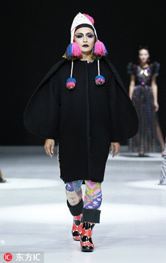 “千面男爵”陈志朋穿20厘米无跟鞋走T台，每个造型妖艳辣眼睛