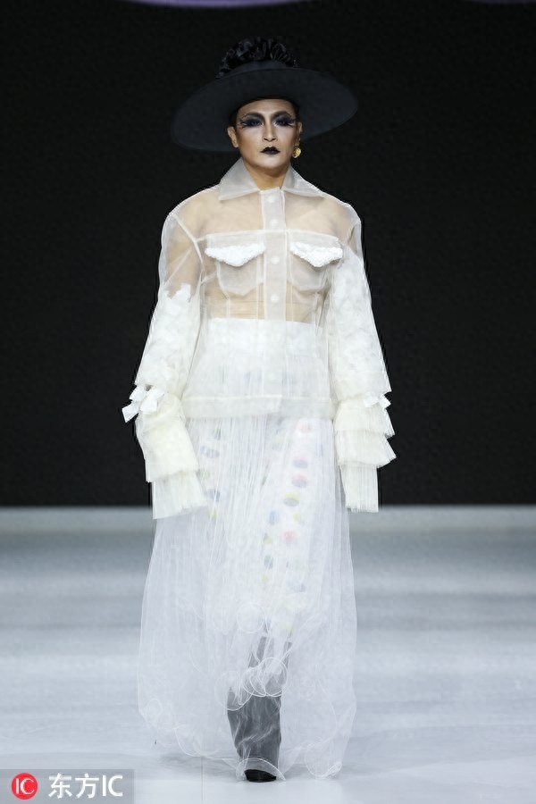 “千面男爵”陈志朋穿20厘米无跟鞋走T台，每个造型妖艳辣眼睛