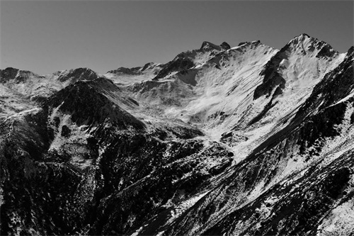 宝兴县夹金山:红军舍命翻越的生死线,如今是驱车自驾的坦途