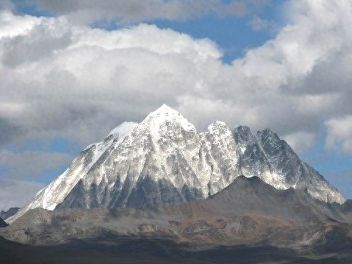 宝兴县夹金山:红军舍命翻越的生死线,如今是驱车自驾的坦途