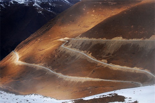 宝兴县夹金山:红军舍命翻越的生死线,如今是驱车自驾的坦途
