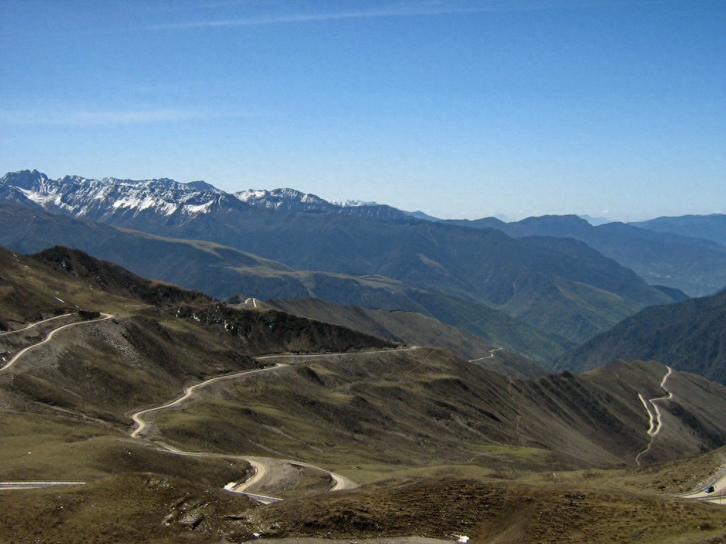 宝兴县夹金山:红军舍命翻越的生死线,如今是驱车自驾的坦途