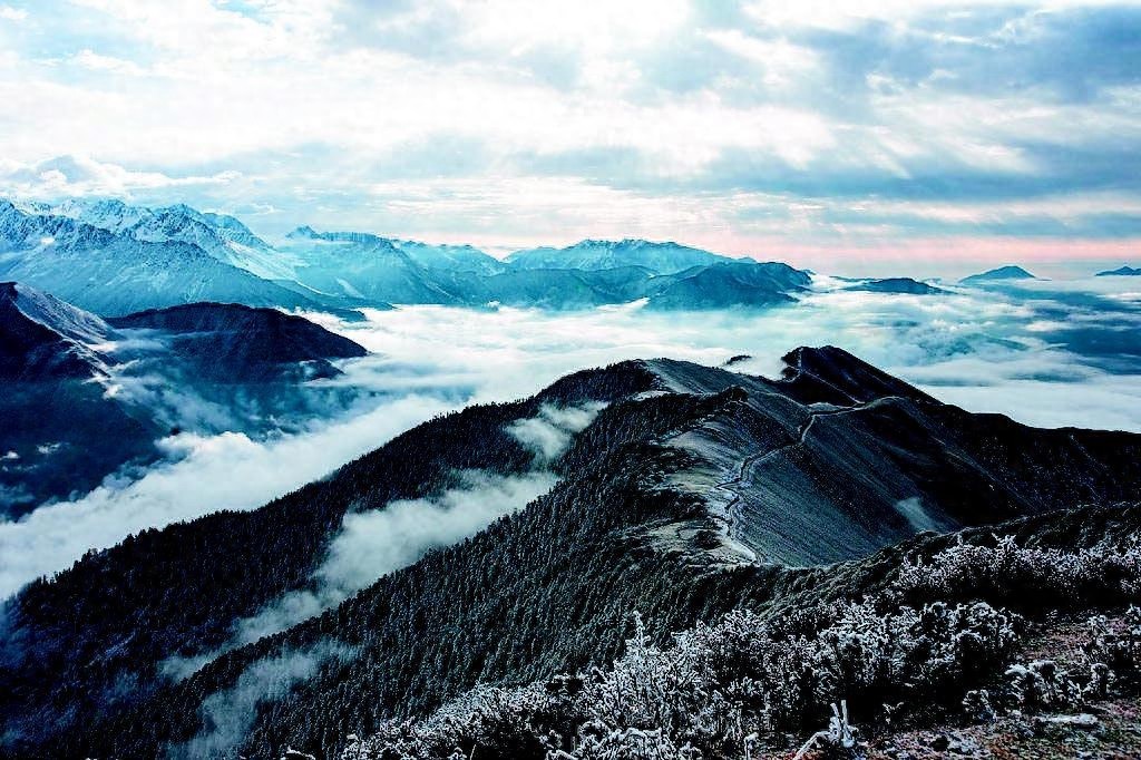 宝兴县夹金山:红军舍命翻越的生死线,如今是驱车自驾的坦途