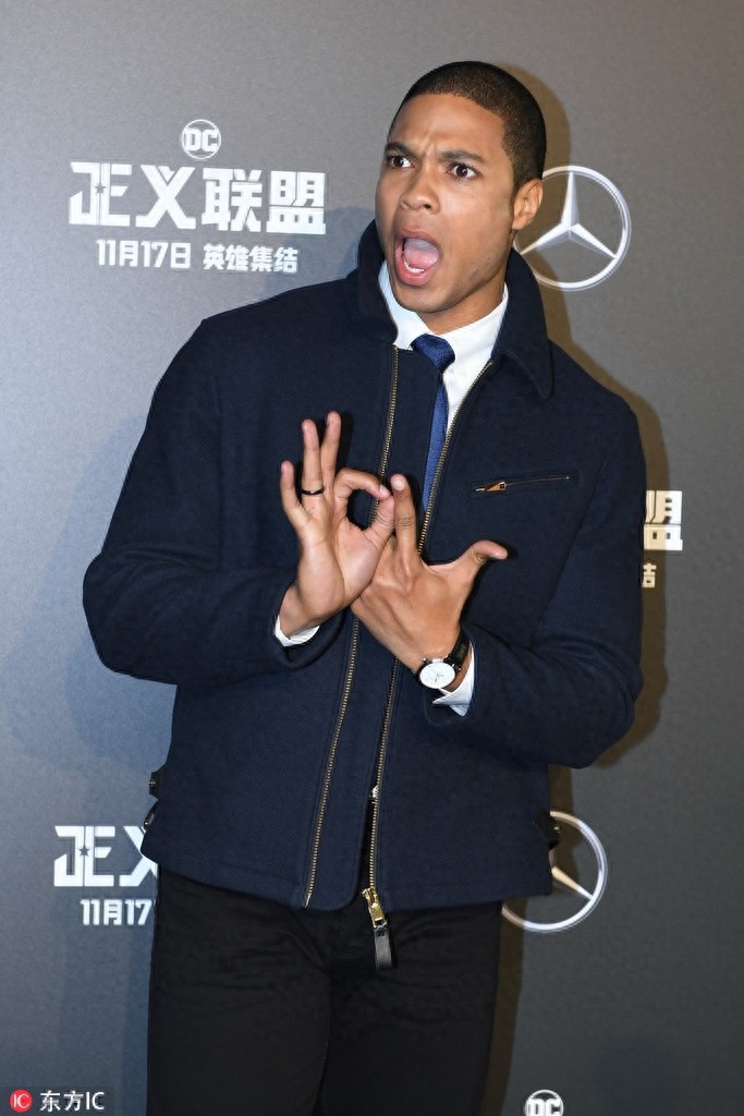 “神奇女侠”盖尔加朵吊带裙露傲人身材，海王长发飘逸似徐锦江